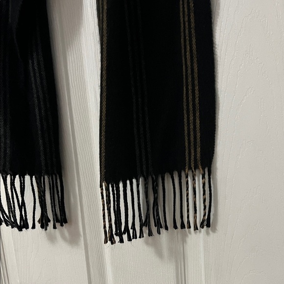 Elegant Black Striped Men's Scarf - Picture 2 of 3
